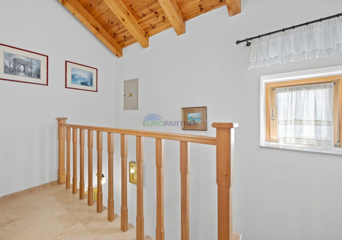 Istra, Kanfanar, casa in pietra con edificio aggiuntivo e piscina