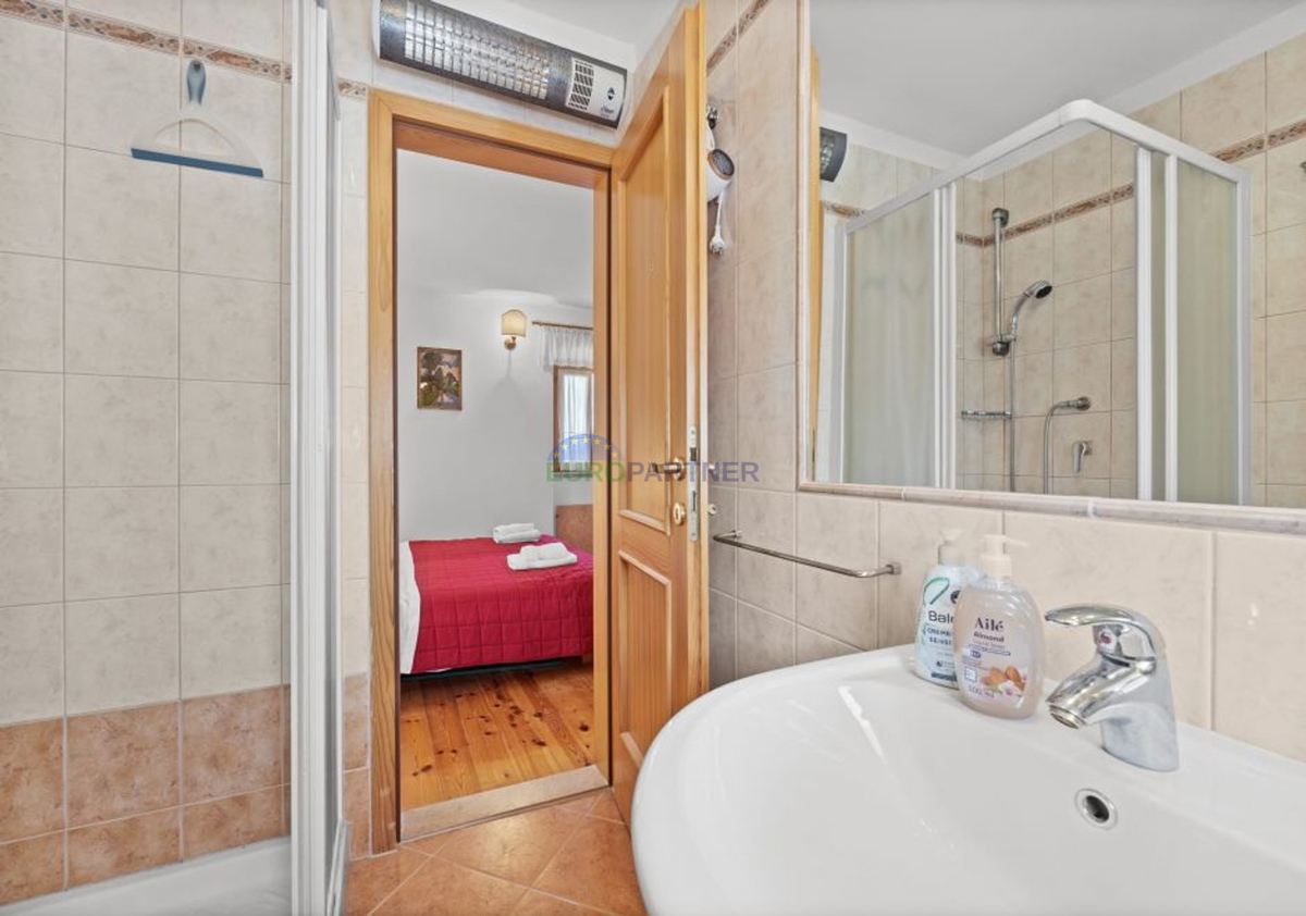 Istra, Kanfanar, casa in pietra con edificio aggiuntivo e piscina