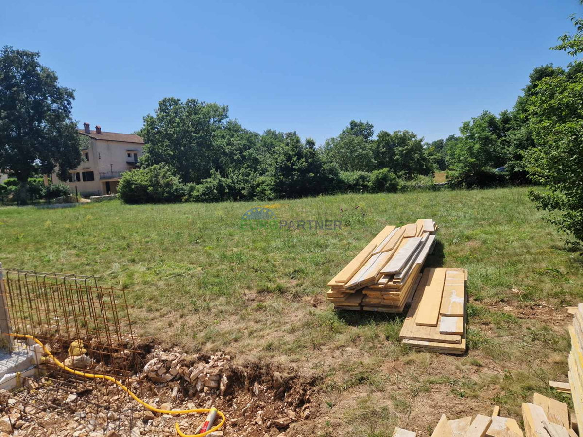 Istria, Sveti Lovreč, terreno edificabile con permesso di costruzione ottenuto
