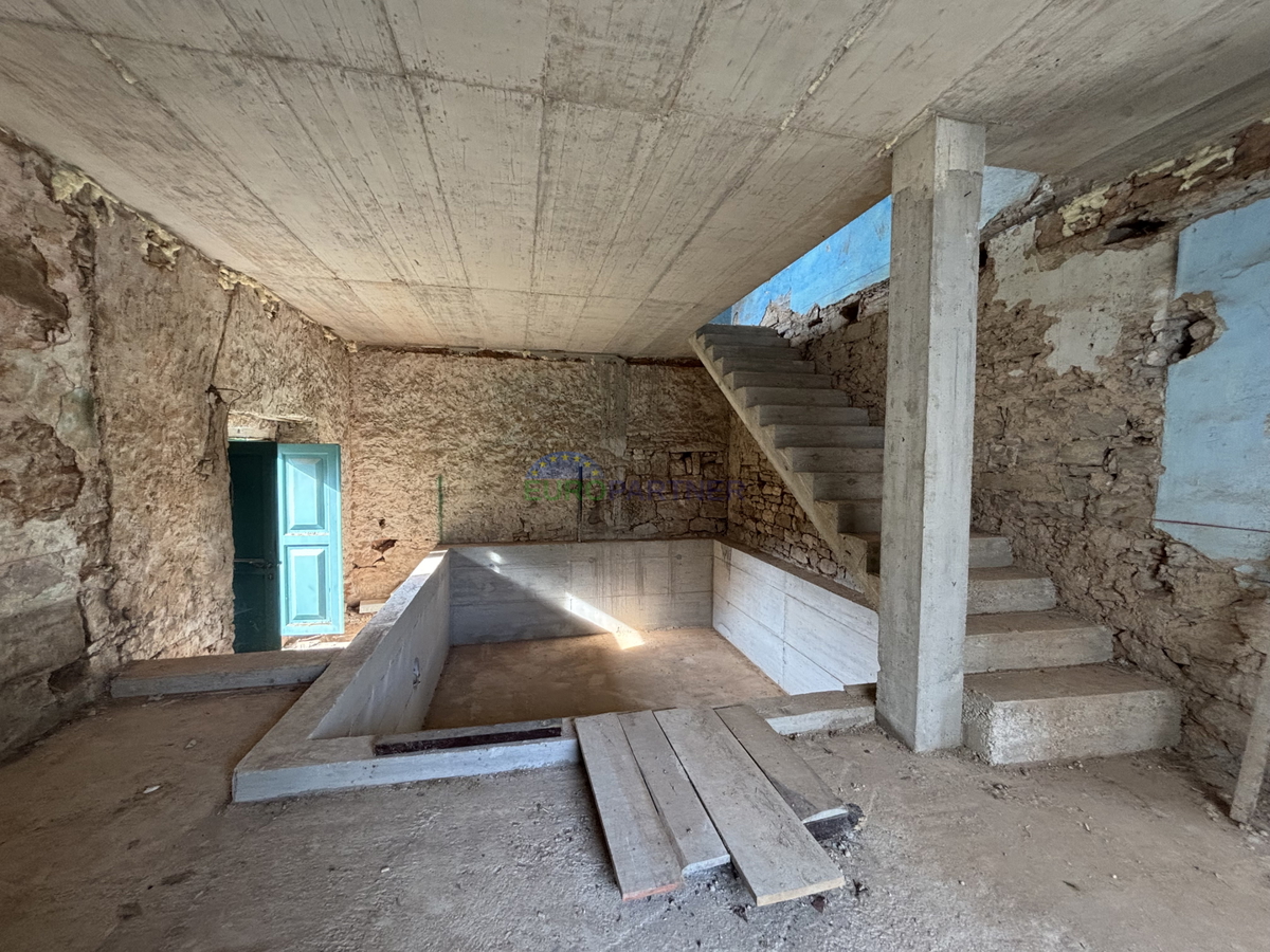 Istra, Vižinada, splendida casa in pietra che aspetta di essere completata secondo i vostri desideri