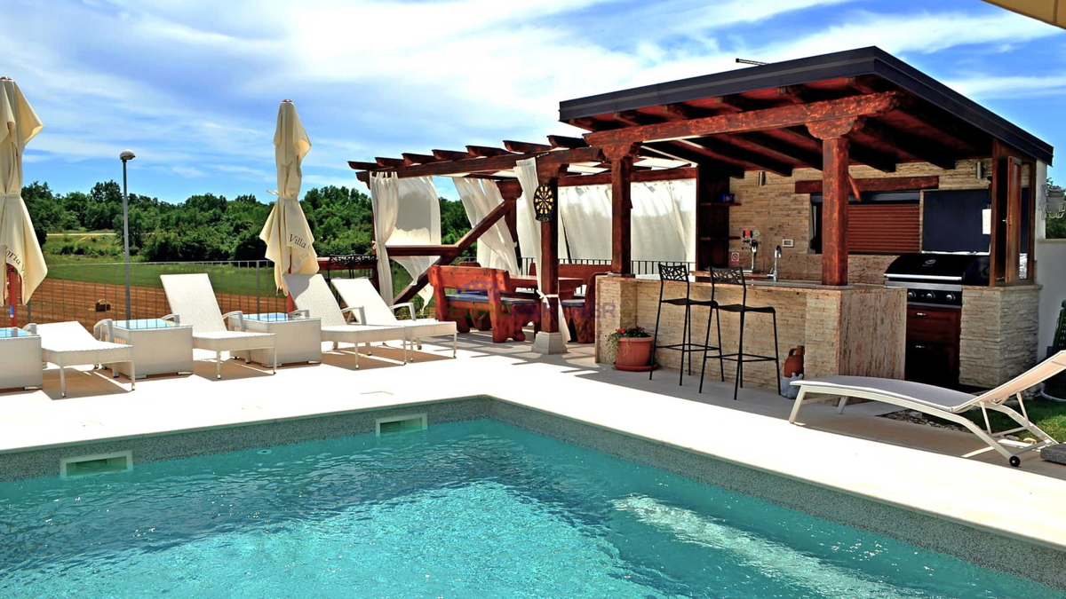 Istra, Novigrad, villa con piscina in ottima posizione