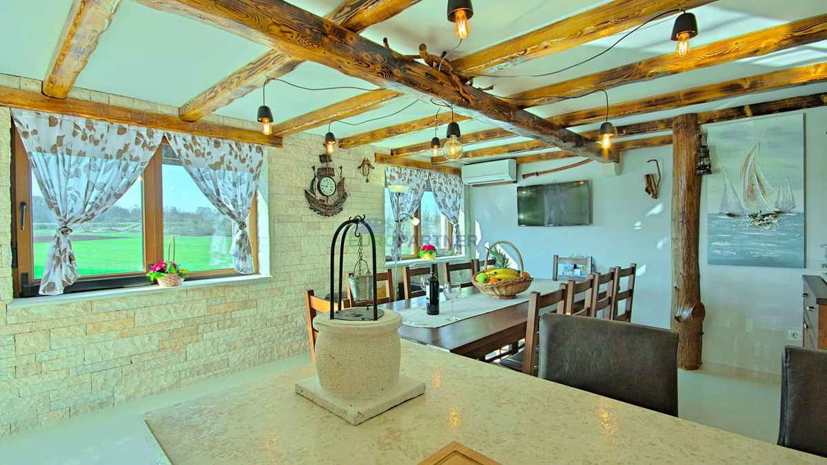 Istra, Novigrad, villa con piscina in ottima posizione