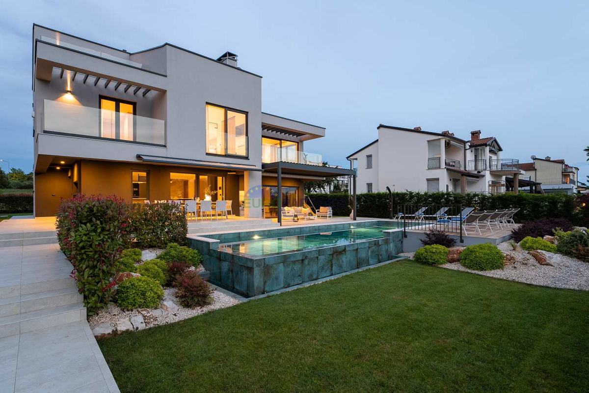 Villa moderna con vista mare, Parenzo, a 900 metri dal mare
