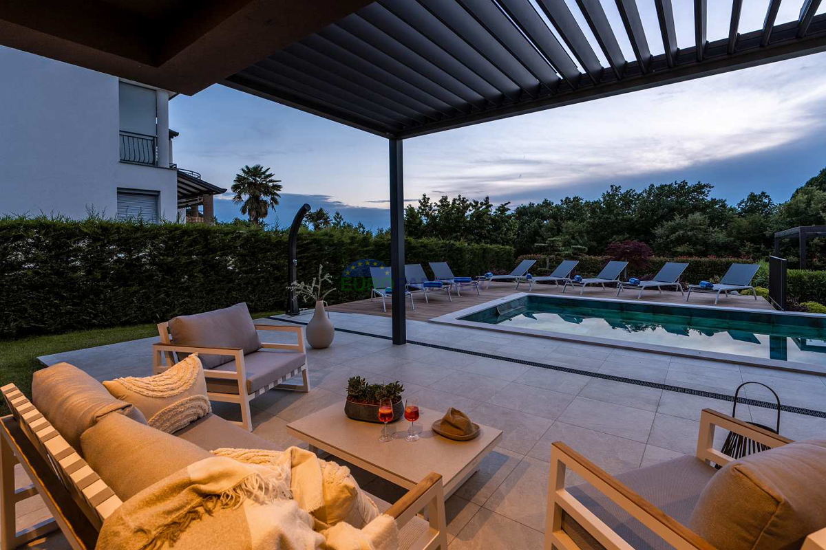 Villa moderna con vista mare, Parenzo, a 900 metri dal mare