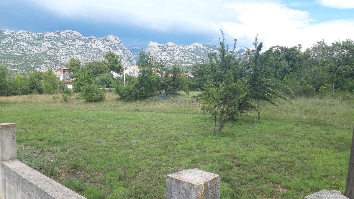 Starigrad-Paklenica, Terra in una splendida posizione