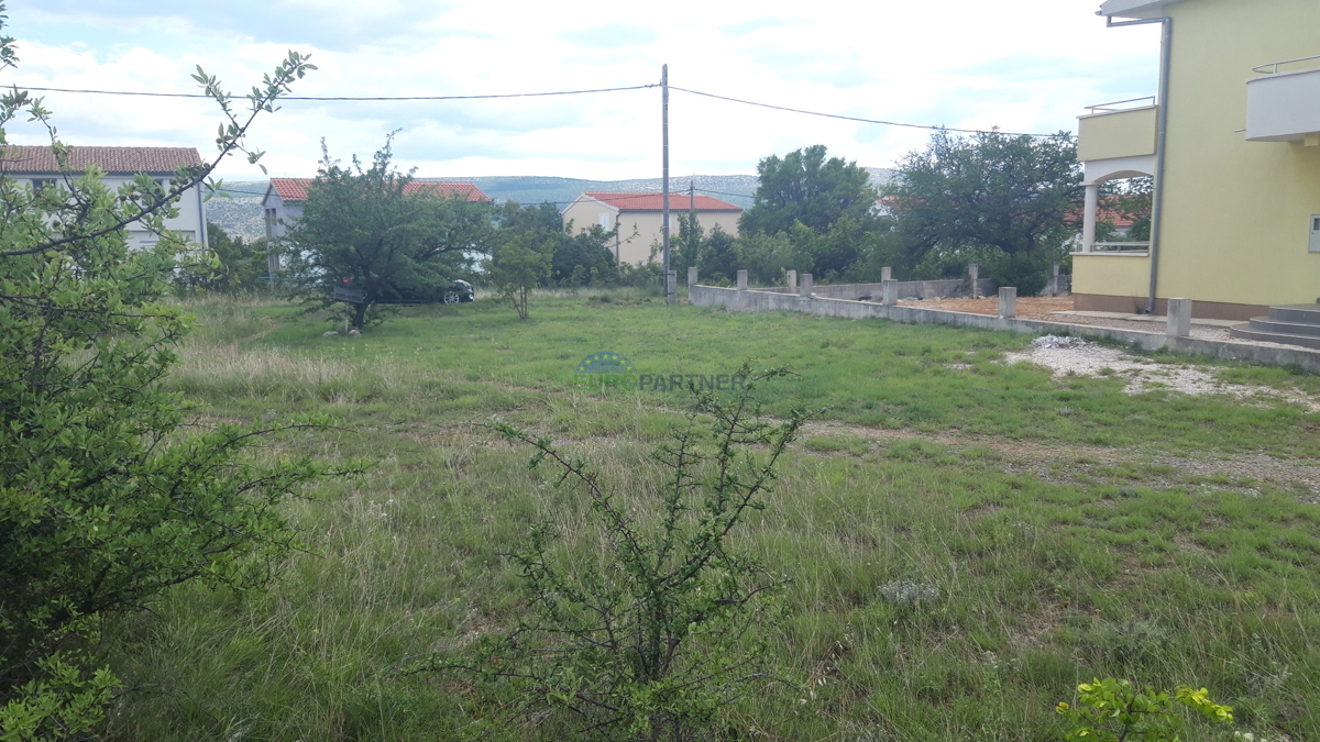 Starigrad-Paklenica, Terra in una splendida posizione