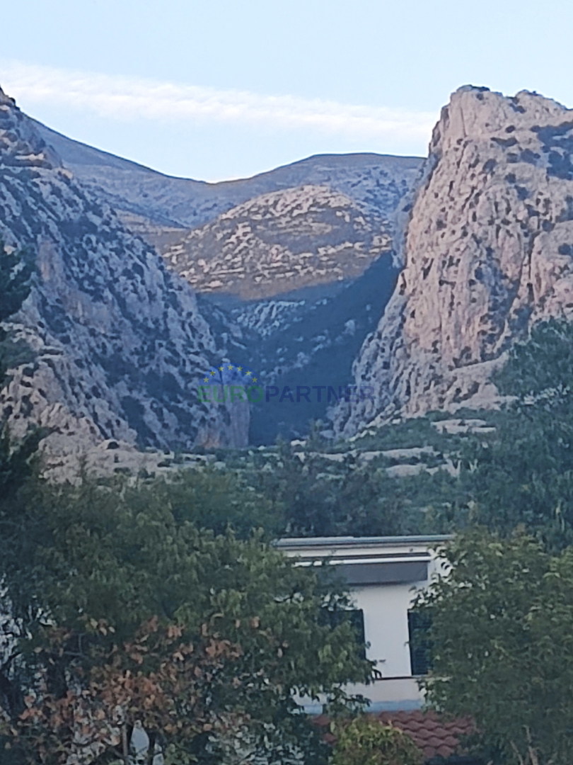 Starigrad-Paklenica, Terra in una splendida posizione