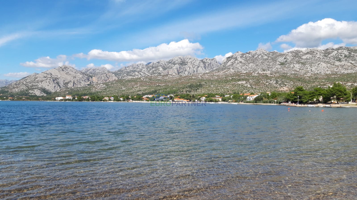 Starigrad-Paklenica, Terra in una splendida posizione