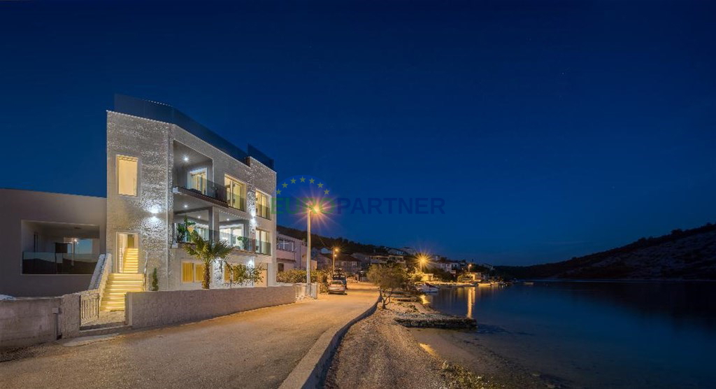 Villa completamente nuova prima fila al mare vicino a Trogir