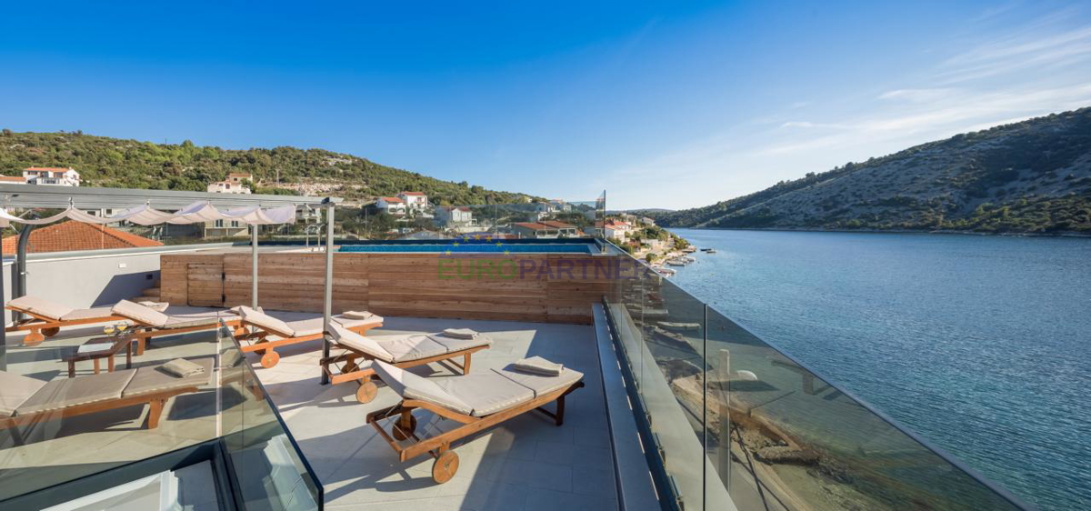 Villa completamente nuova prima fila al mare vicino a Trogir