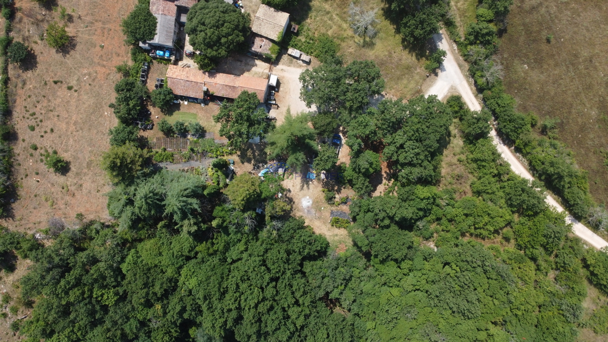 Terreno edificabile di 3000m2 con una casa da adattare, zona di Parenzo