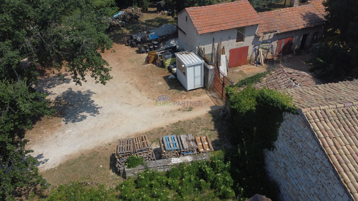 Terreno edificabile di 3000m2 con una casa da adattare, zona di Parenzo
