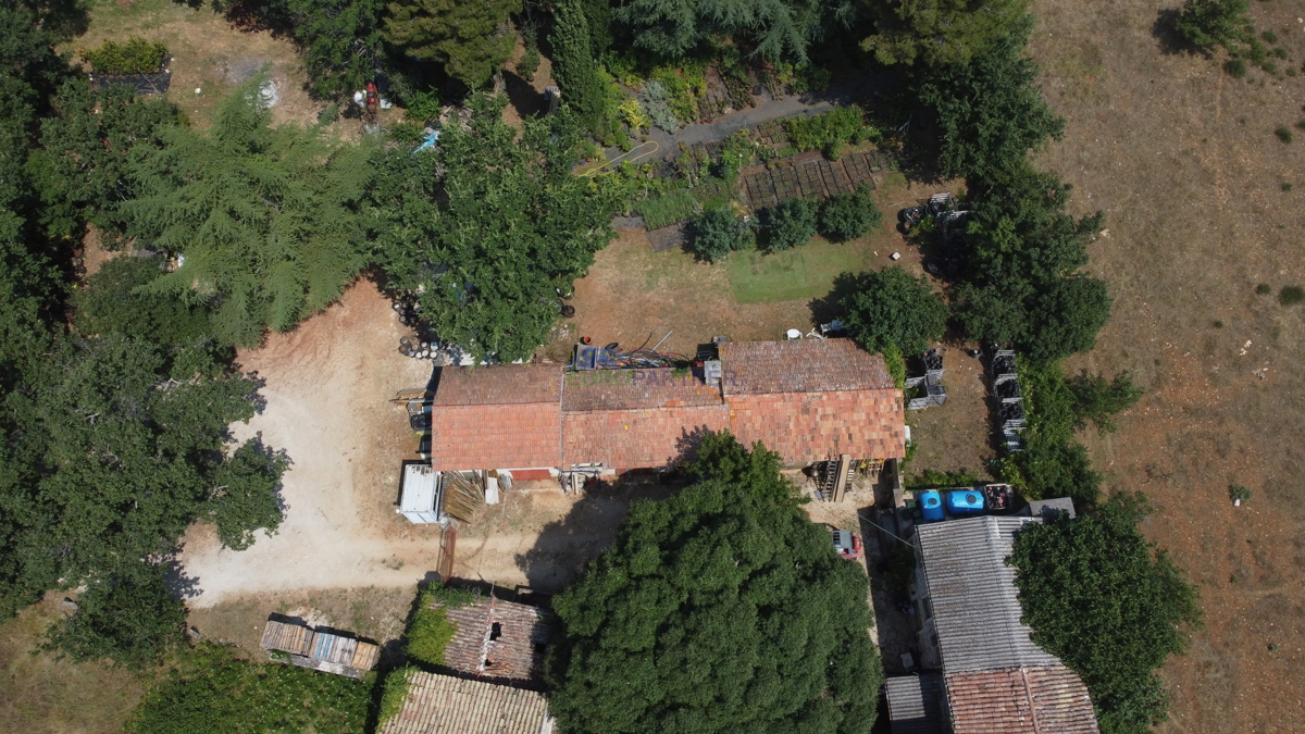 Terreno edificabile di 3000m2 con una casa da adattare, zona di Parenzo