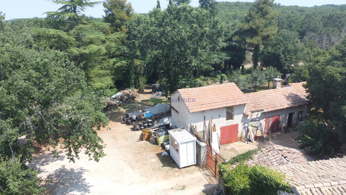 Terreno edificabile di 3000m2 con una casa da adattare, zona di Parenzo
