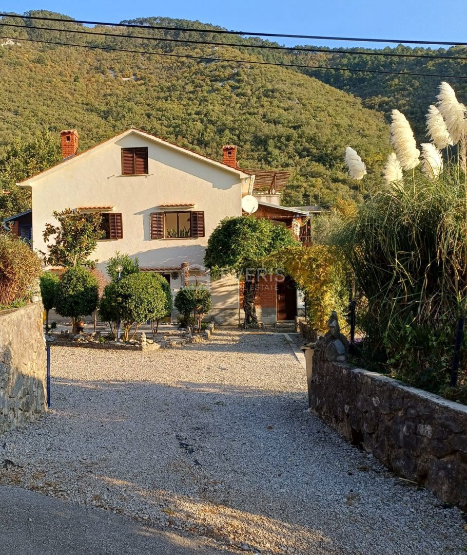 Mošćenička Draga, casa con 4 appartamenti, vista mare, giardino