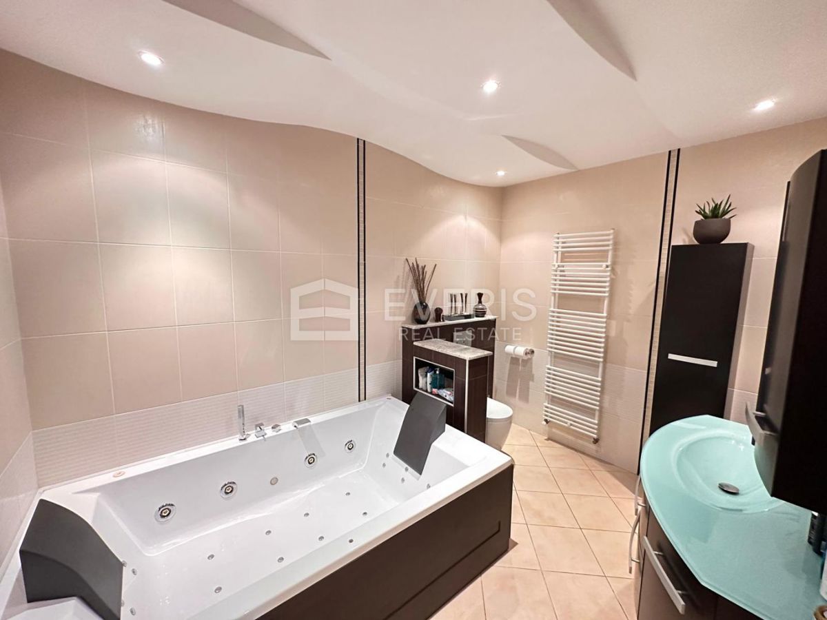 Hosti, Rijeka, 217m2