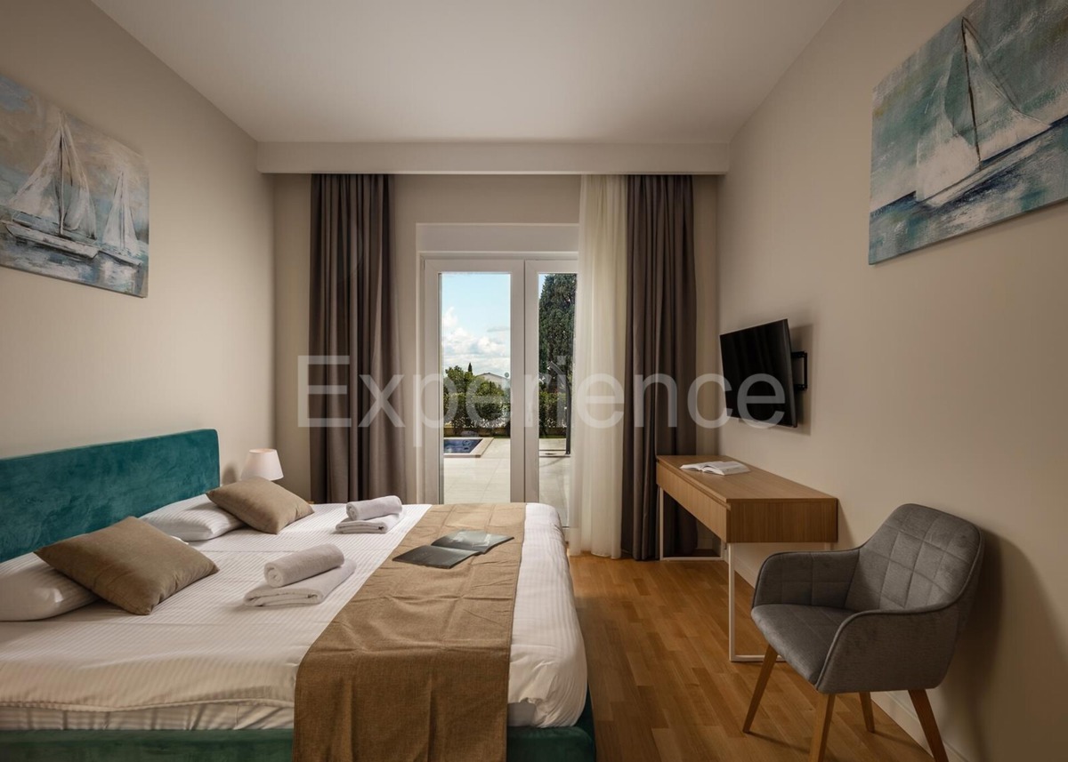 Nelle vicinanze di Parenzo - a circa 1.500 m dal mare, villa con piscina