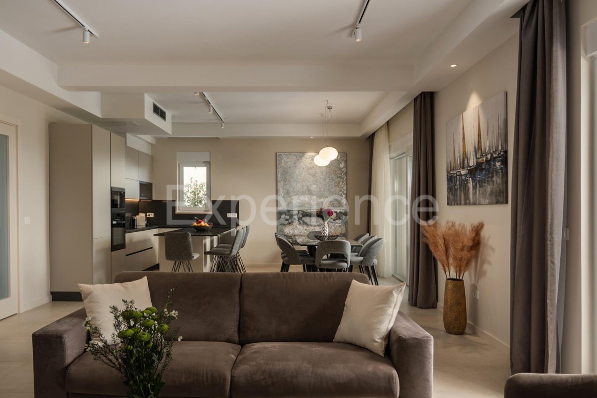 Nelle vicinanze di Parenzo - a circa 1.500 m dal mare, villa con piscina