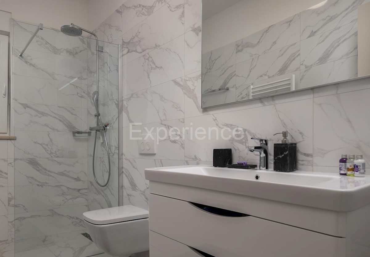 Nelle vicinanze di Parenzo - a circa 1.500 m dal mare, villa con piscina