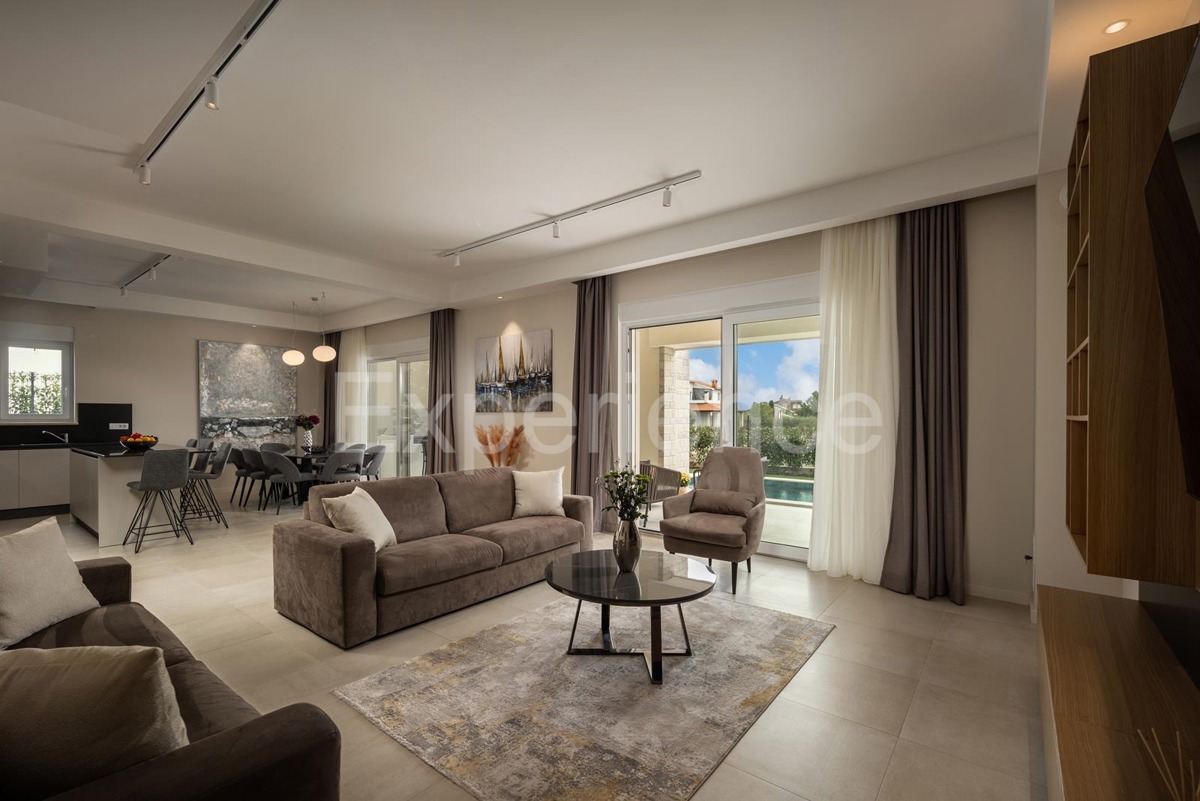 Nelle vicinanze di Parenzo - a circa 1.500 m dal mare, villa con piscina