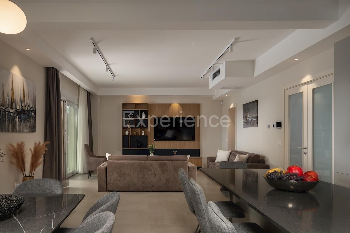 Nelle vicinanze di Parenzo - a circa 1.500 m dal mare, villa con piscina