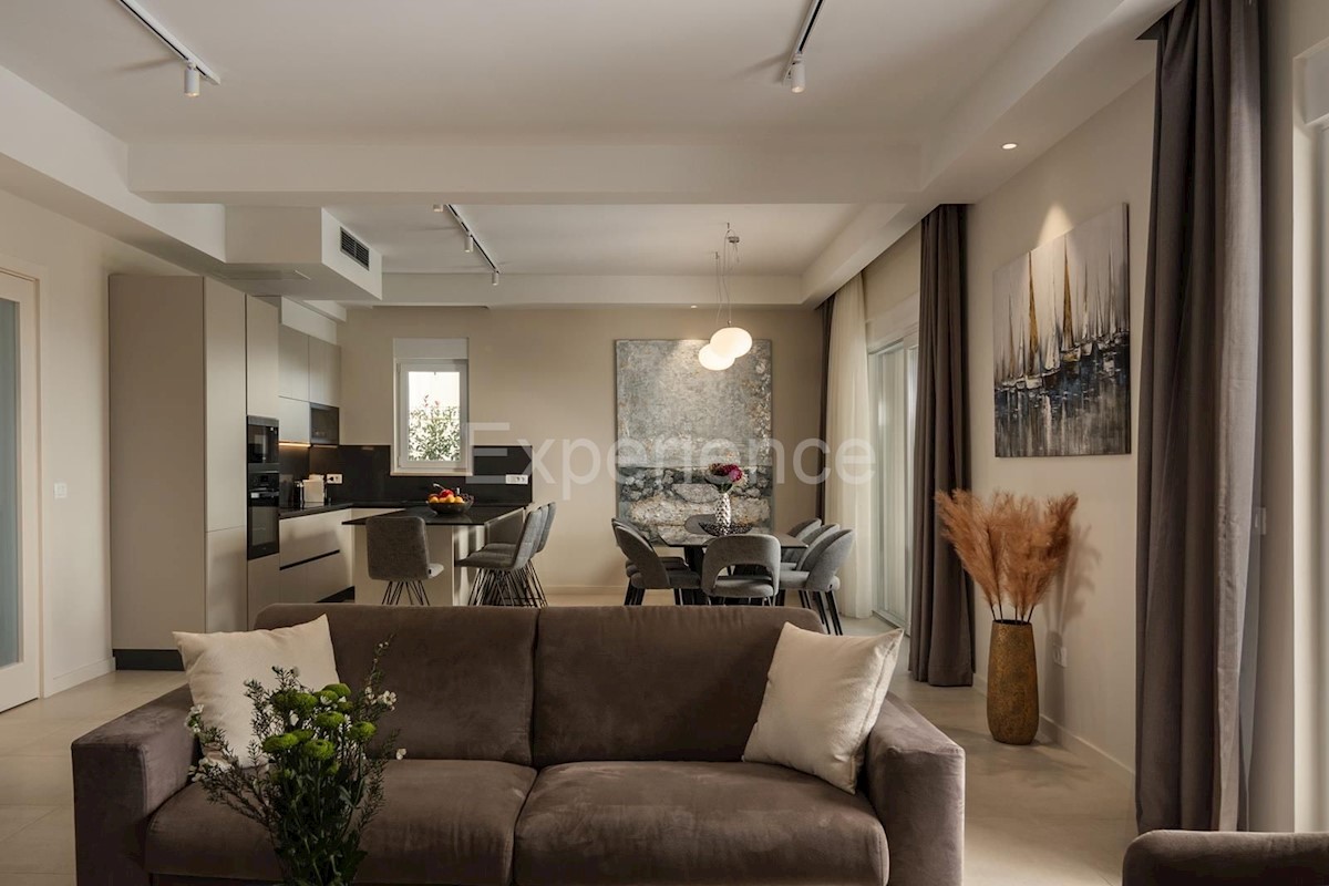 Nelle vicinanze di Parenzo - a circa 1.500 m dal mare, villa con piscina