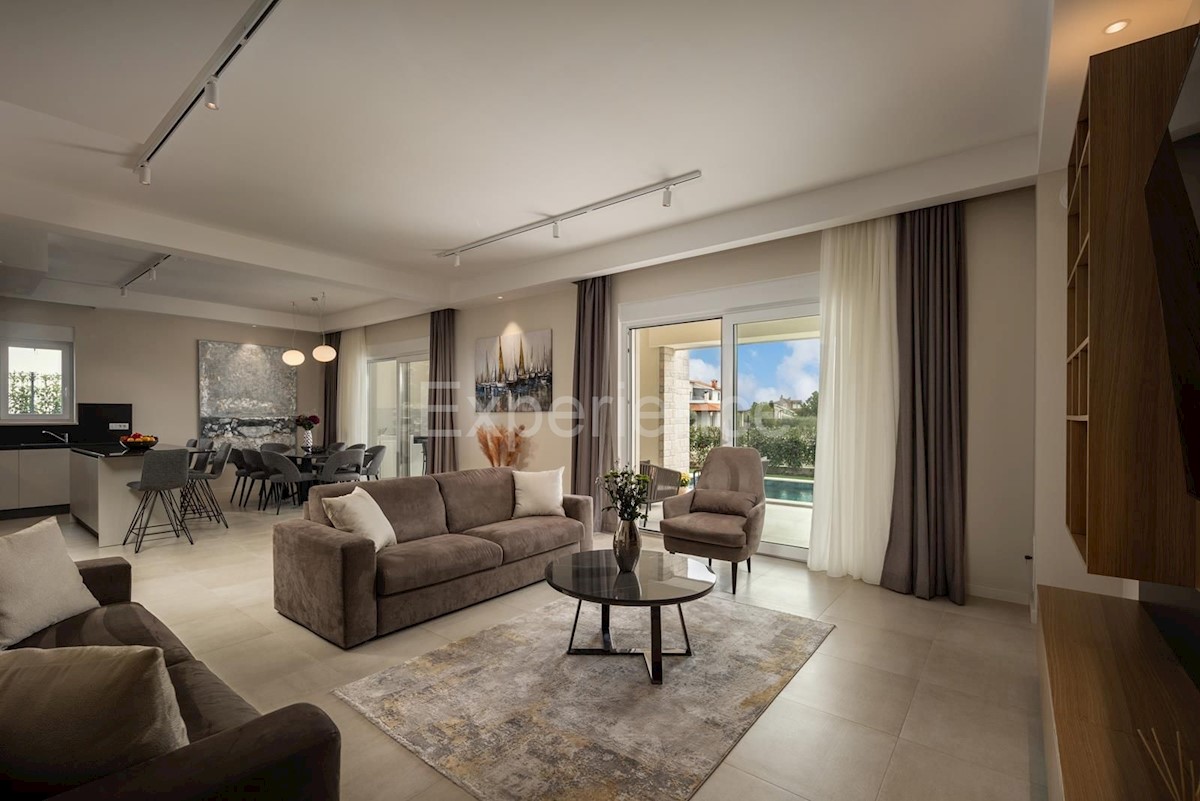 Nelle vicinanze di Parenzo - a circa 1.500 m dal mare, villa con piscina