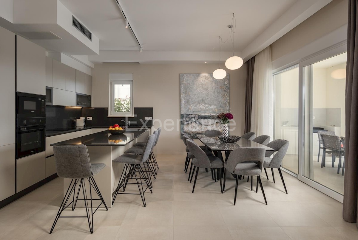 Nelle vicinanze di Parenzo - a circa 1.500 m dal mare, villa con piscina