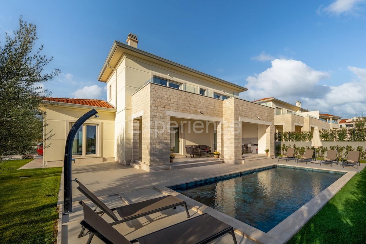 Nelle vicinanze di Parenzo - a circa 1.500 m dal mare, villa con piscina