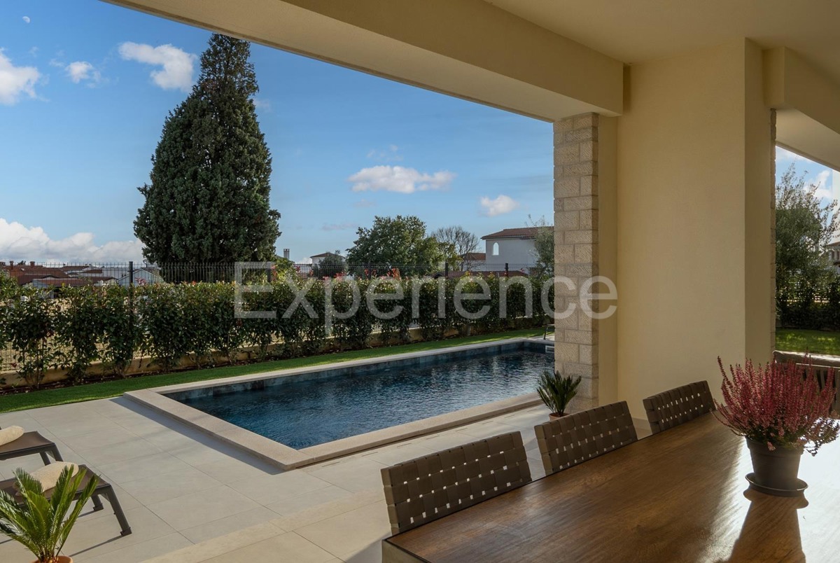 Nelle vicinanze di Parenzo - a circa 1.500 m dal mare, villa con piscina