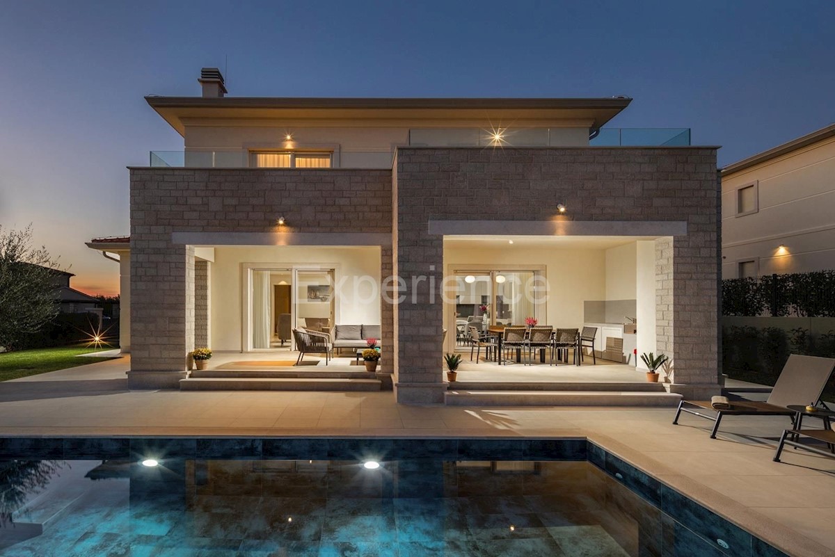 Nelle vicinanze di Parenzo - a circa 1.500 m dal mare, villa con piscina