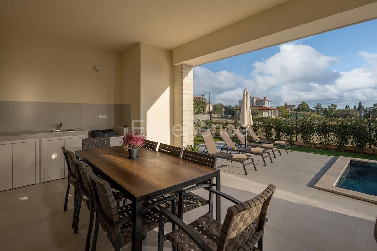 Nelle vicinanze di Parenzo - a circa 1.500 m dal mare, villa con piscina