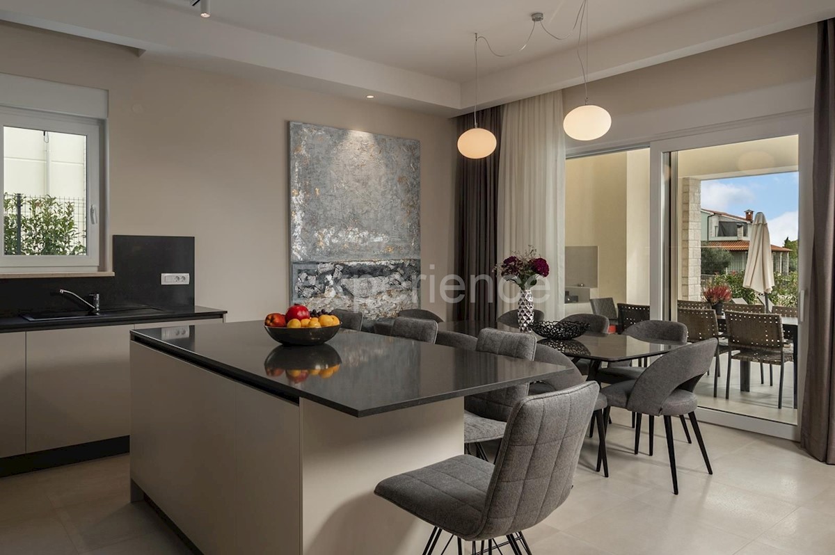 Nelle vicinanze di Parenzo - a circa 1.500 m dal mare, villa con piscina