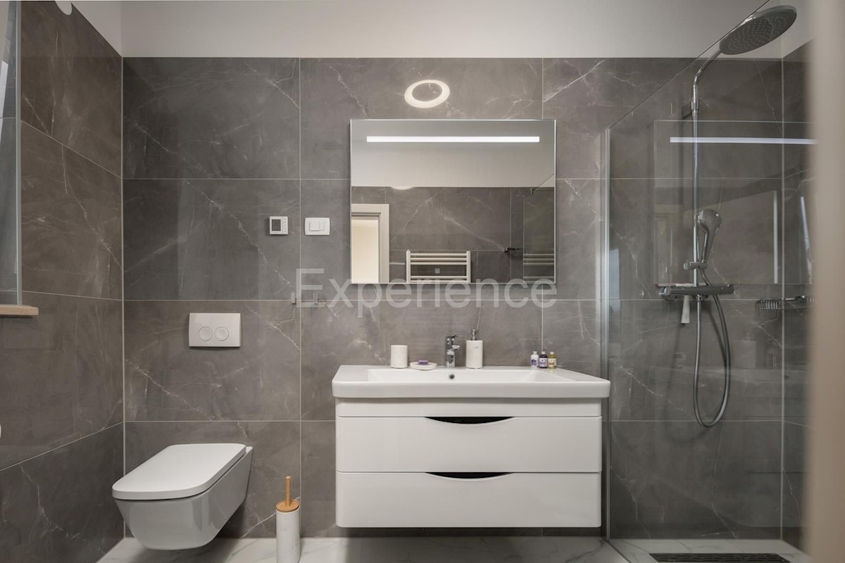 Nelle vicinanze di Parenzo - a circa 1.500 m dal mare, villa con piscina