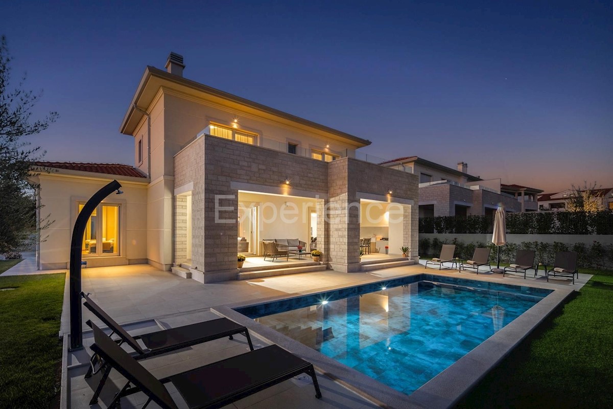 Nelle vicinanze di Parenzo - a circa 1.500 m dal mare, villa con piscina