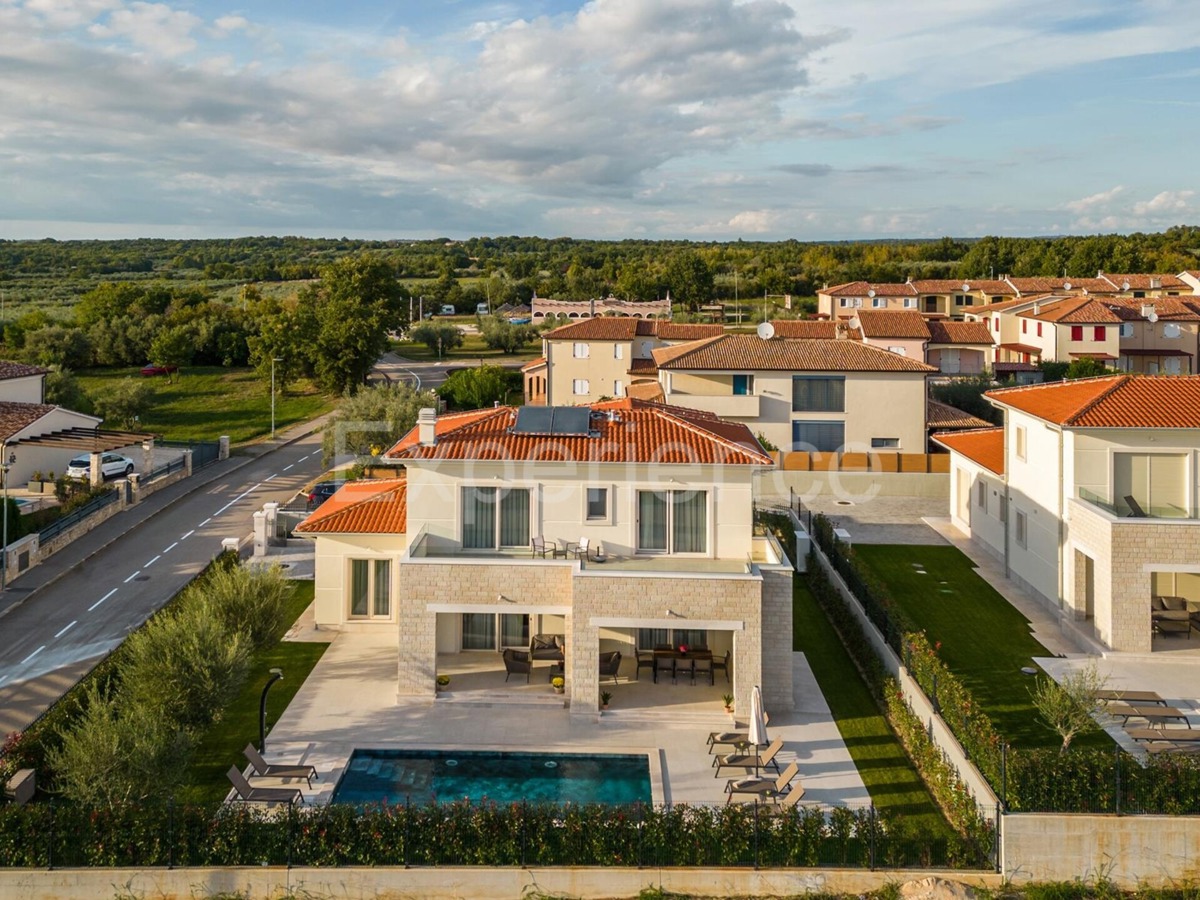 Nelle vicinanze di Parenzo - a circa 1.500 m dal mare, villa con piscina