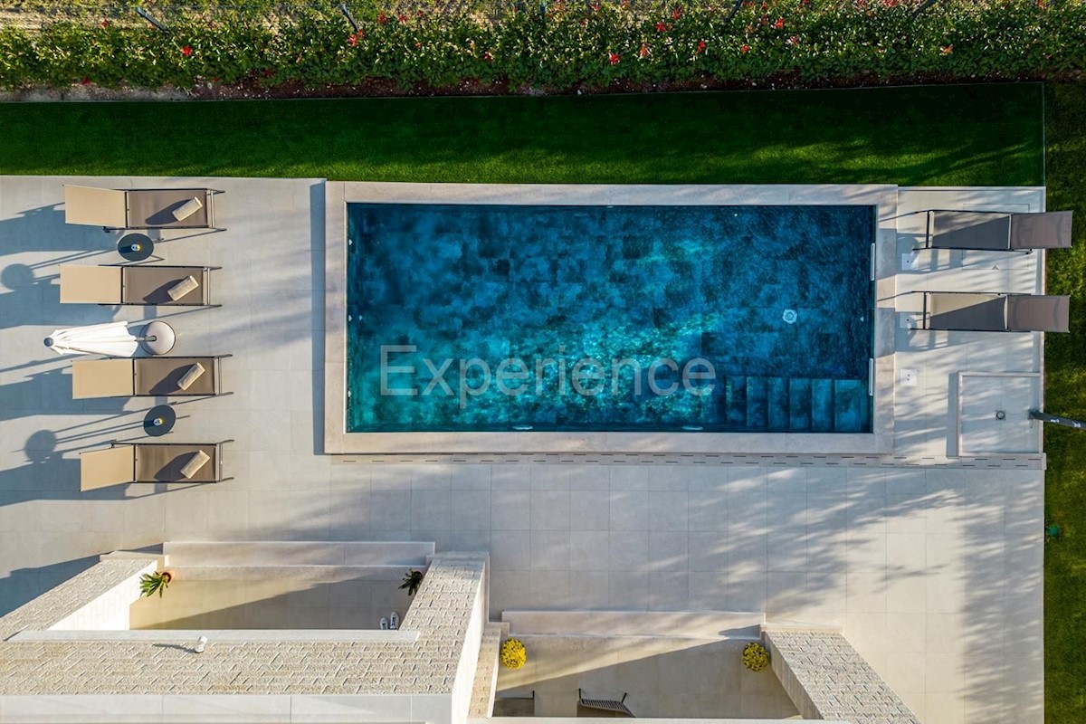 Nelle vicinanze di Parenzo - a circa 1.500 m dal mare, villa con piscina