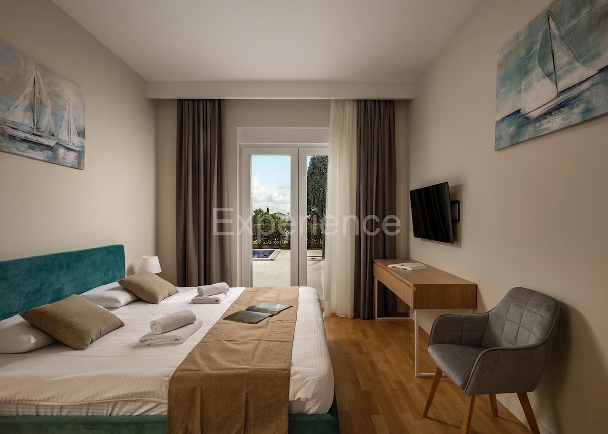 Nelle vicinanze di Parenzo - a circa 1.500 m dal mare, villa con piscina