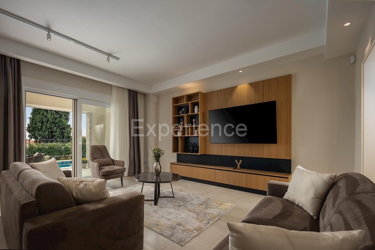 Nelle vicinanze di Parenzo - a circa 1.500 m dal mare, villa con piscina