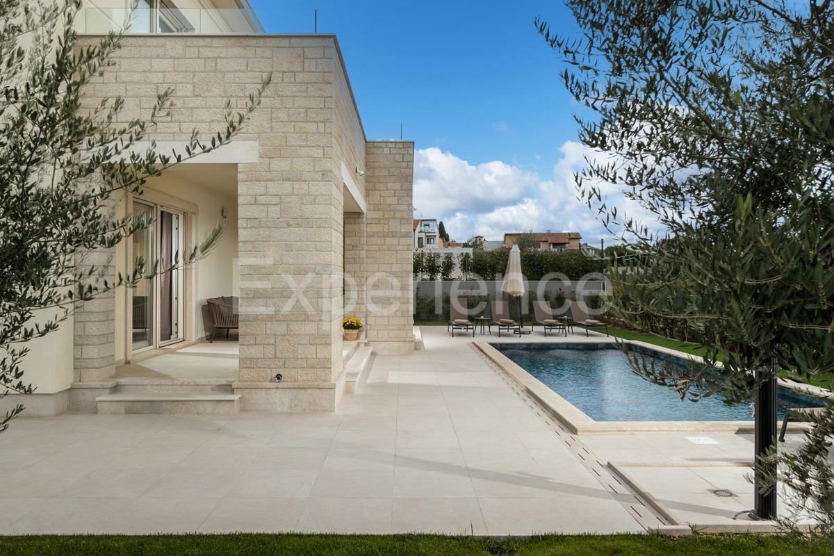 Nelle vicinanze di Parenzo - a circa 1.500 m dal mare, villa con piscina