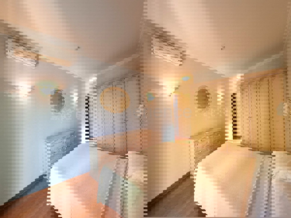 POSIZIONE ESCLUSIVA! Crveni Vrh - appartamento con spaziosa terrazza, VISTA MARE!