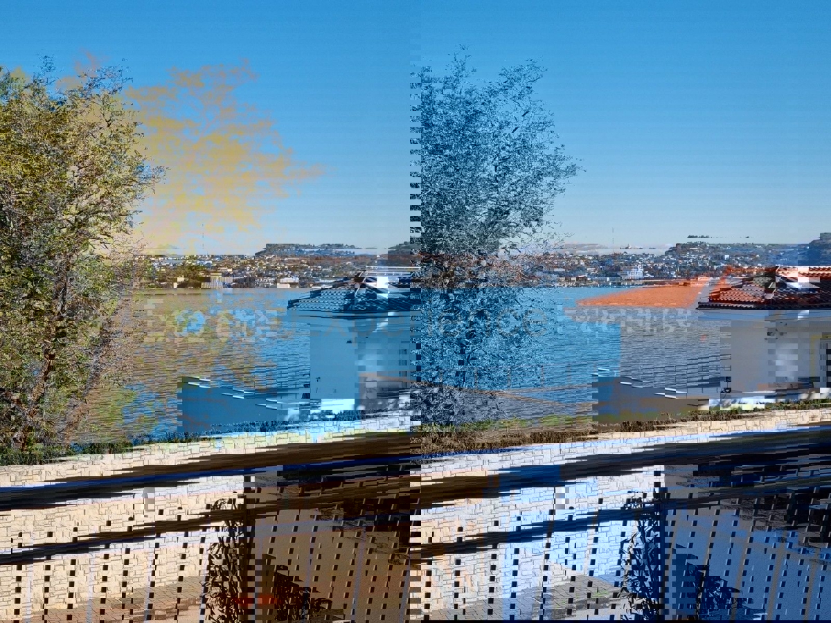 POSIZIONE ESCLUSIVA! Crveni Vrh - appartamento con spaziosa terrazza, VISTA MARE!