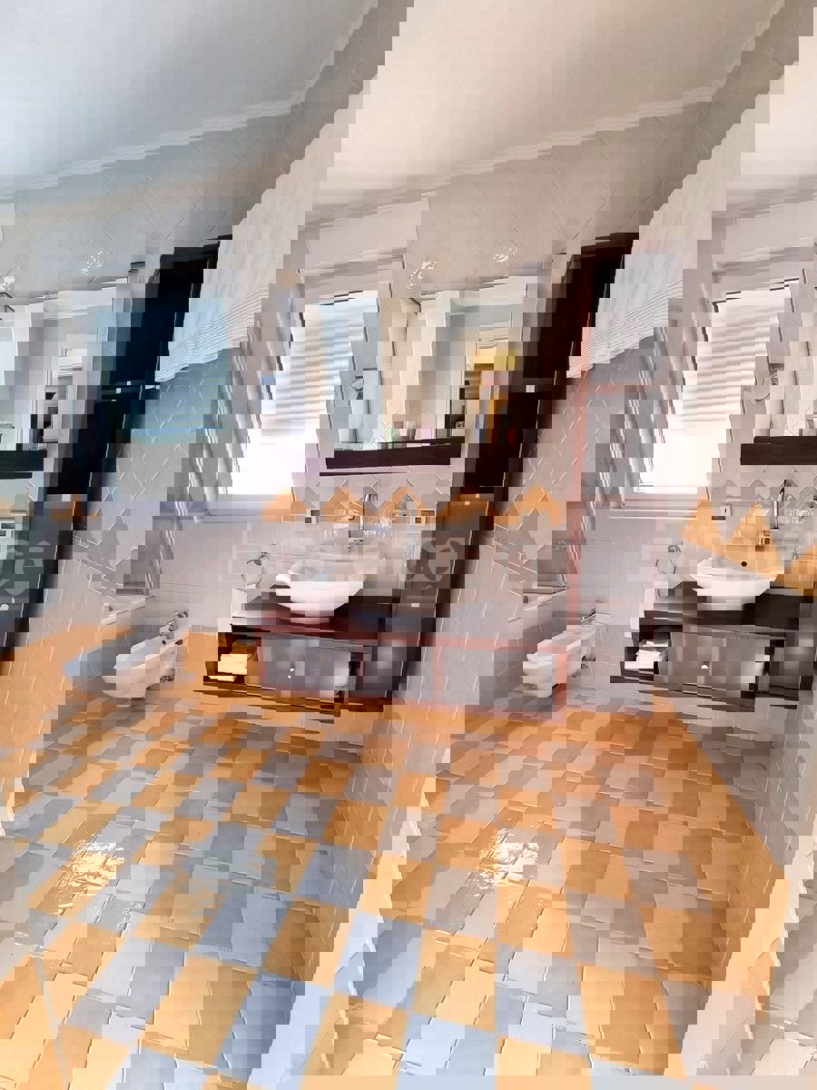 POSIZIONE ESCLUSIVA! Crveni Vrh - appartamento con spaziosa terrazza, VISTA MARE!