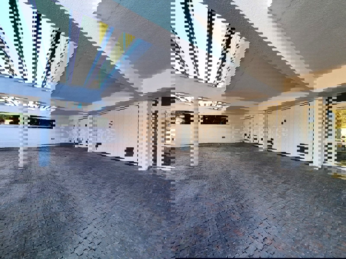 POSIZIONE ESCLUSIVA! Crveni Vrh - appartamento con spaziosa terrazza, VISTA MARE!