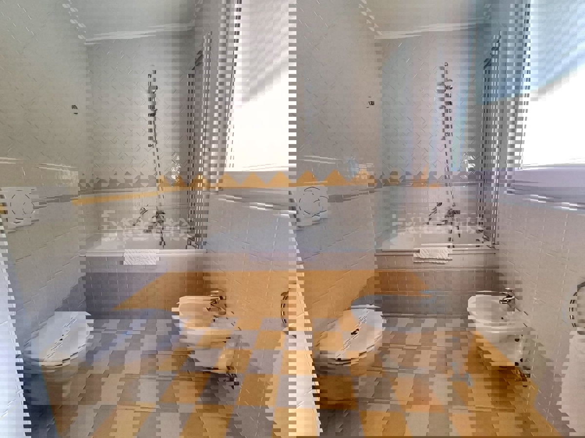 POSIZIONE ESCLUSIVA! Crveni Vrh - appartamento con spaziosa terrazza, VISTA MARE!