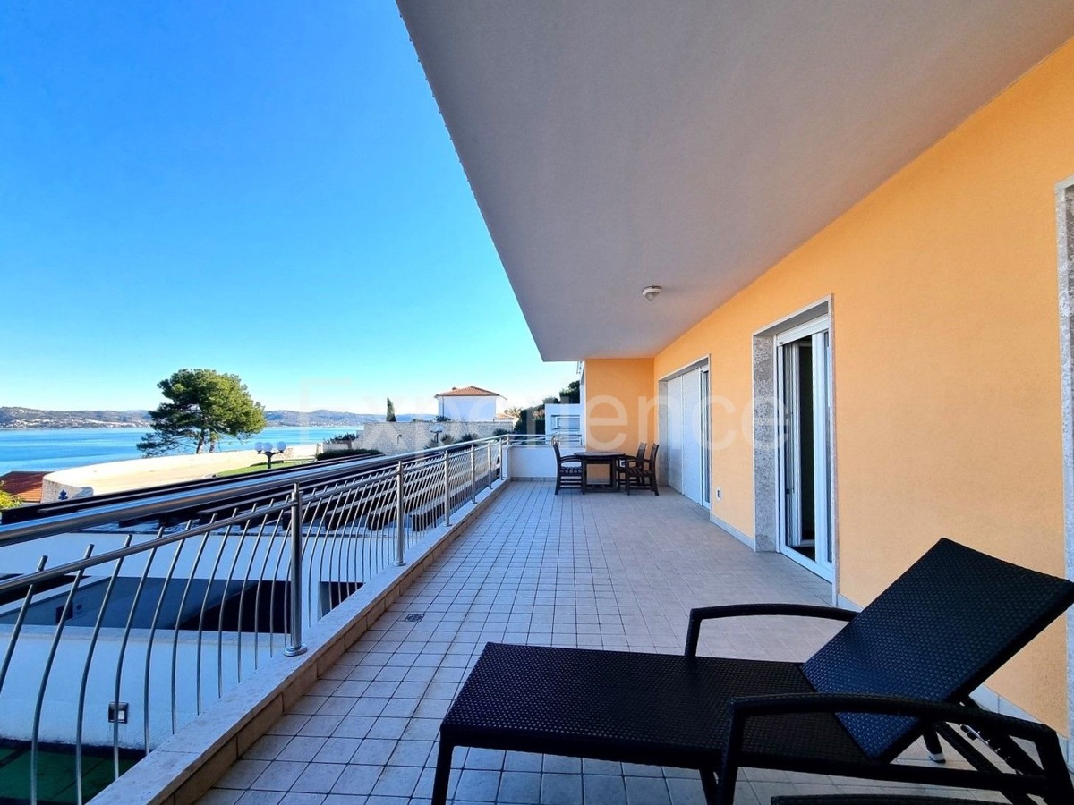 POSIZIONE ESCLUSIVA! Crveni vrh - appartamento con spaziosa terrazza, VISTA MARE!