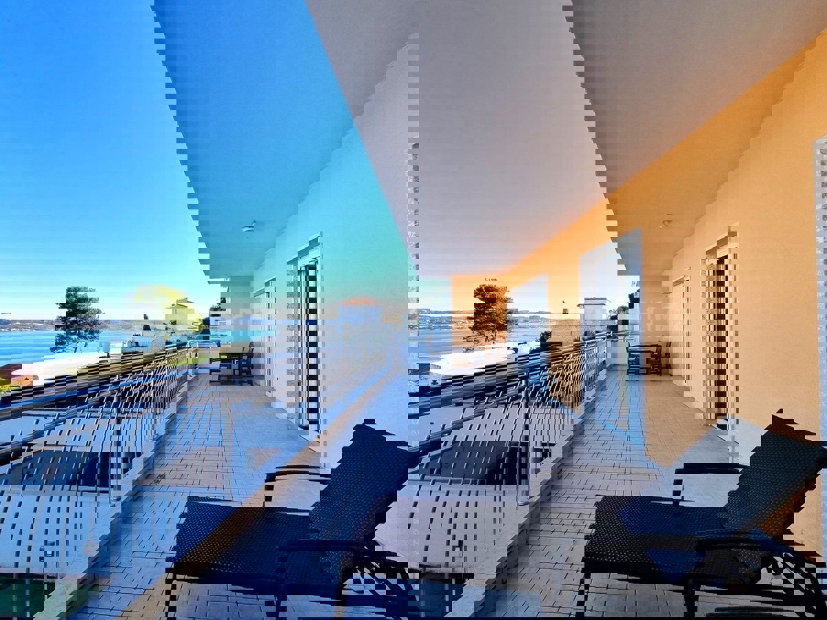 POSIZIONE ESCLUSIVA! Crveni vrh - appartamento con spaziosa terrazza, VISTA MARE!