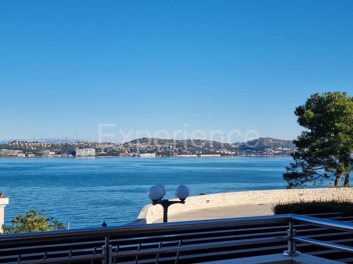 POSIZIONE ESCLUSIVA! Crveni vrh - appartamento con spaziosa terrazza, VISTA MARE!