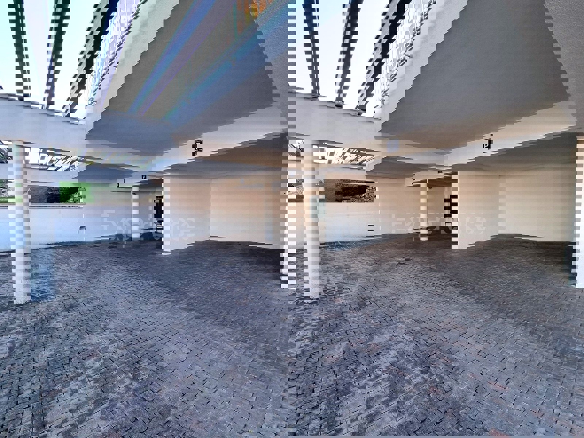 POSIZIONE ESCLUSIVA! Crveni vrh - appartamento con spaziosa terrazza, VISTA MARE!