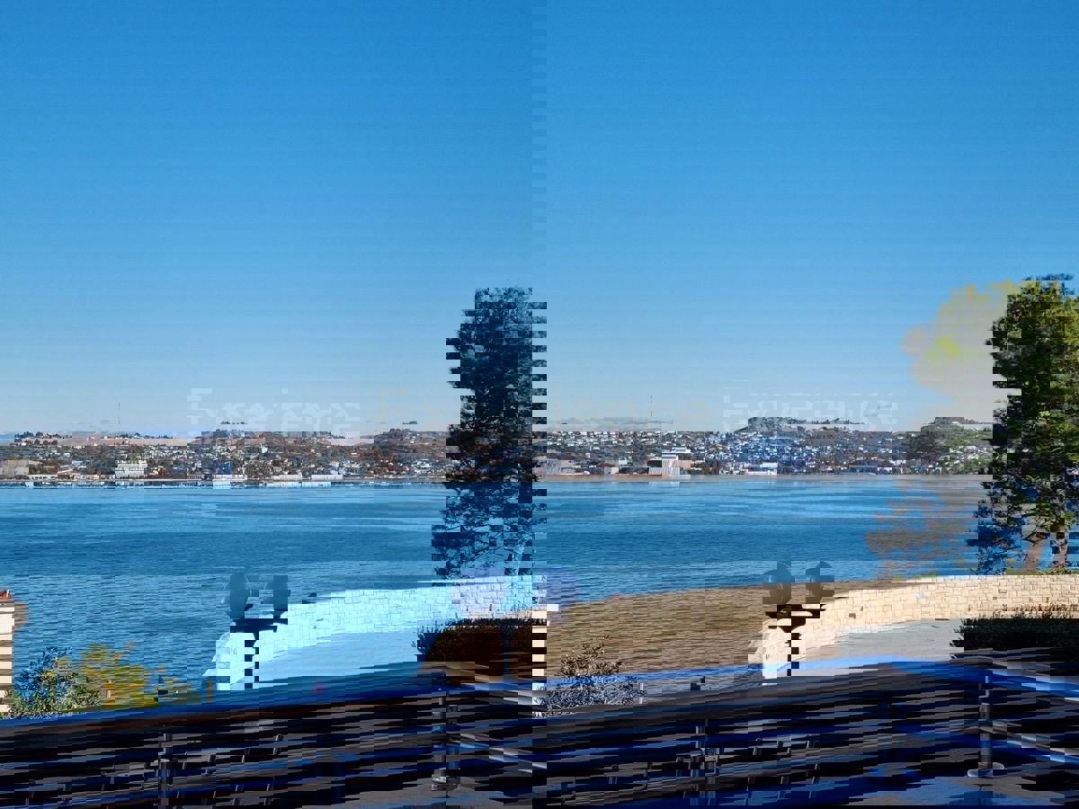 POSIZIONE ESCLUSIVA! Crveni vrh - appartamento con spaziosa terrazza, VISTA MARE!